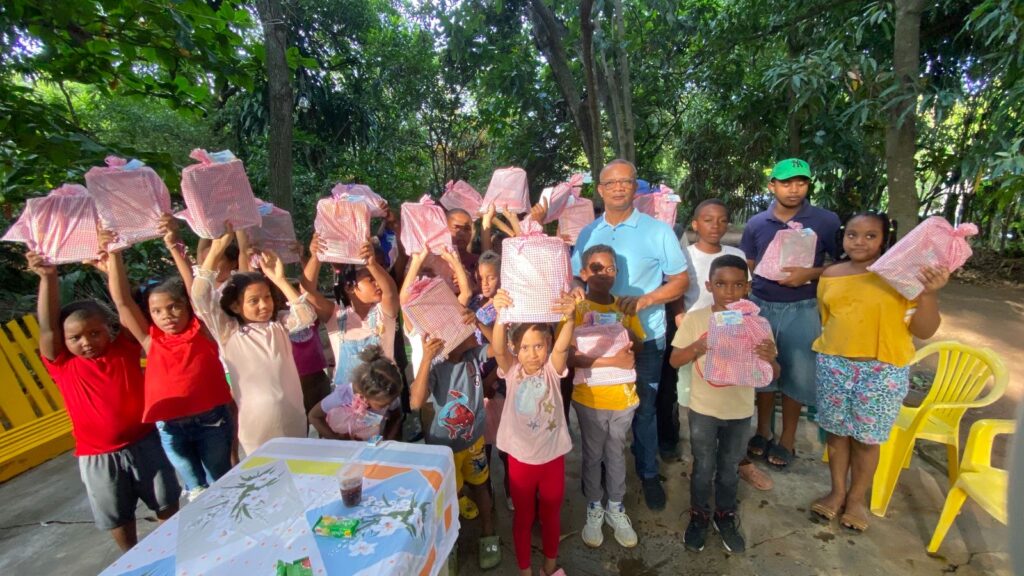 Regidor Monchy Rodríguez Entrega Útiles Escolares en sectores vulnerables de Dajabón