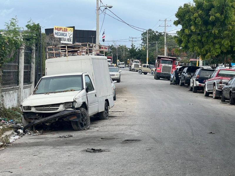 Un paraíso con chatarras? Vehículos viejos empañan la entrada a Barahona