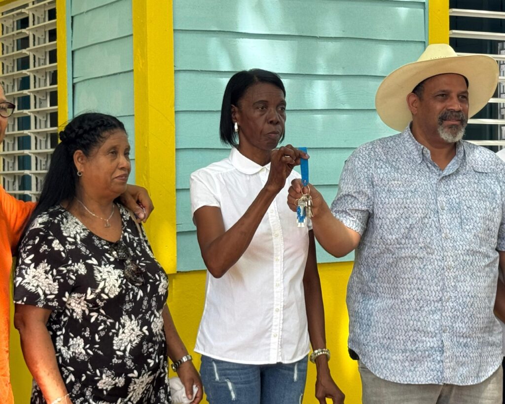 Alcaldía de Dajabón e INAVI entregan vivienda digna a señora en Corral Grande