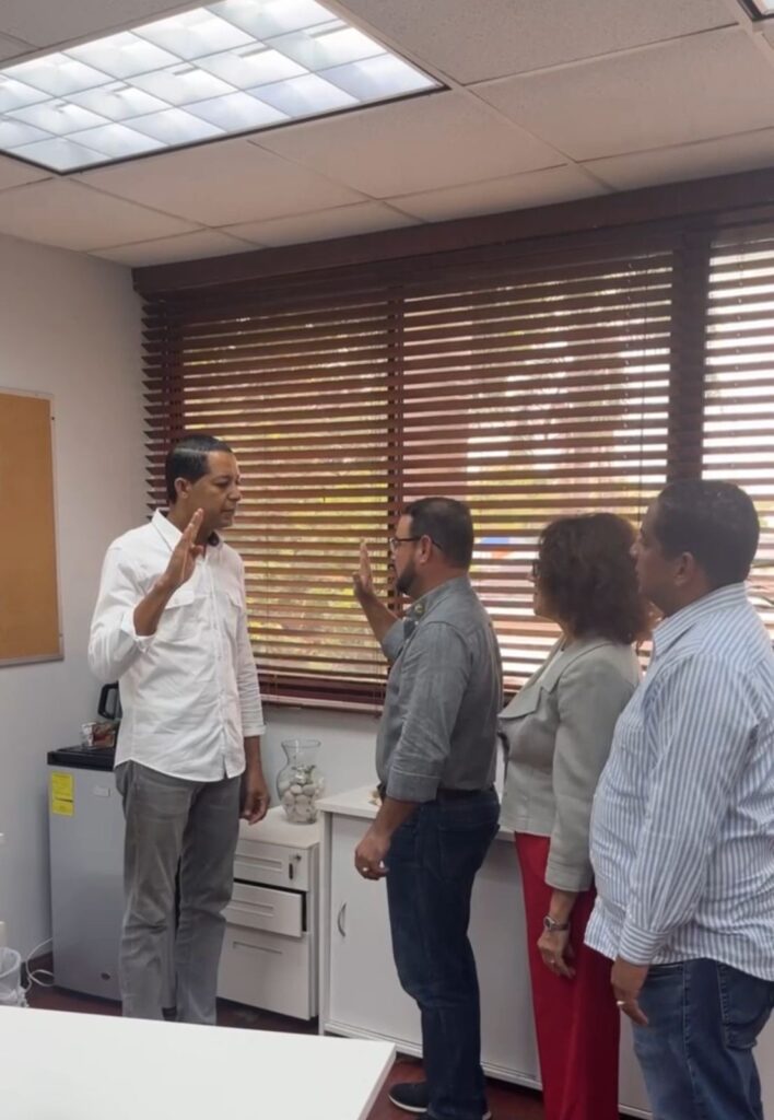Juramentan al nuevo director provincial del Ministerio de Obras Públicas, Ing. Roberto Valdez