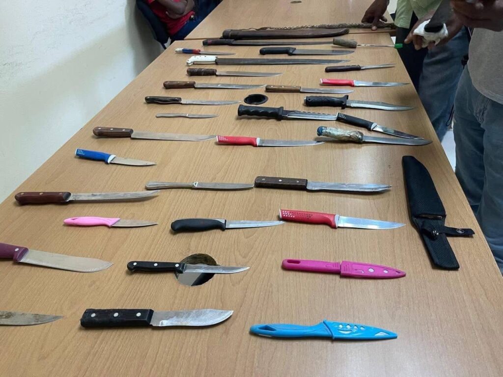 Policía Municipal de Dajabón Incauta Más de 40 Armas Blancas en Operativo en el Mercado Fronterizo