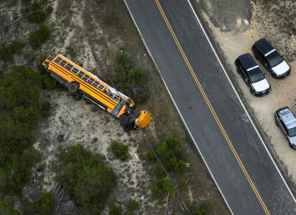 Decenas de estudiantes resultan heridos tras volcadura de autobús escolar en el primer día de clases