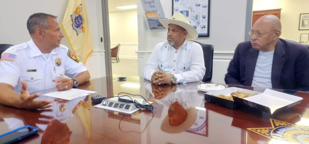 Alcalde Santiago Riverón sostiene encuentro con autoridades en New Jersey