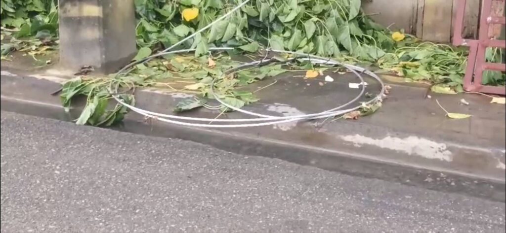 Urgente: Cables de alta tensión caídos en Dajabón ponen en riesgo a residentes