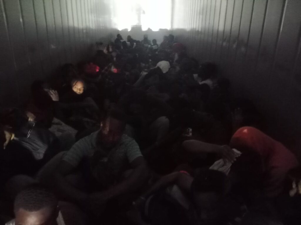 DGM y Miembros del Ejército Dominicano Interceptan contenedor con 79 migrantes haitianos, entre ellos 10 niños