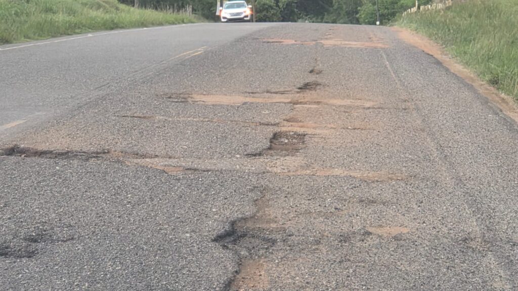 Comunitarios reclaman asfaltado en tramo carretero de Villa Los Almácigos