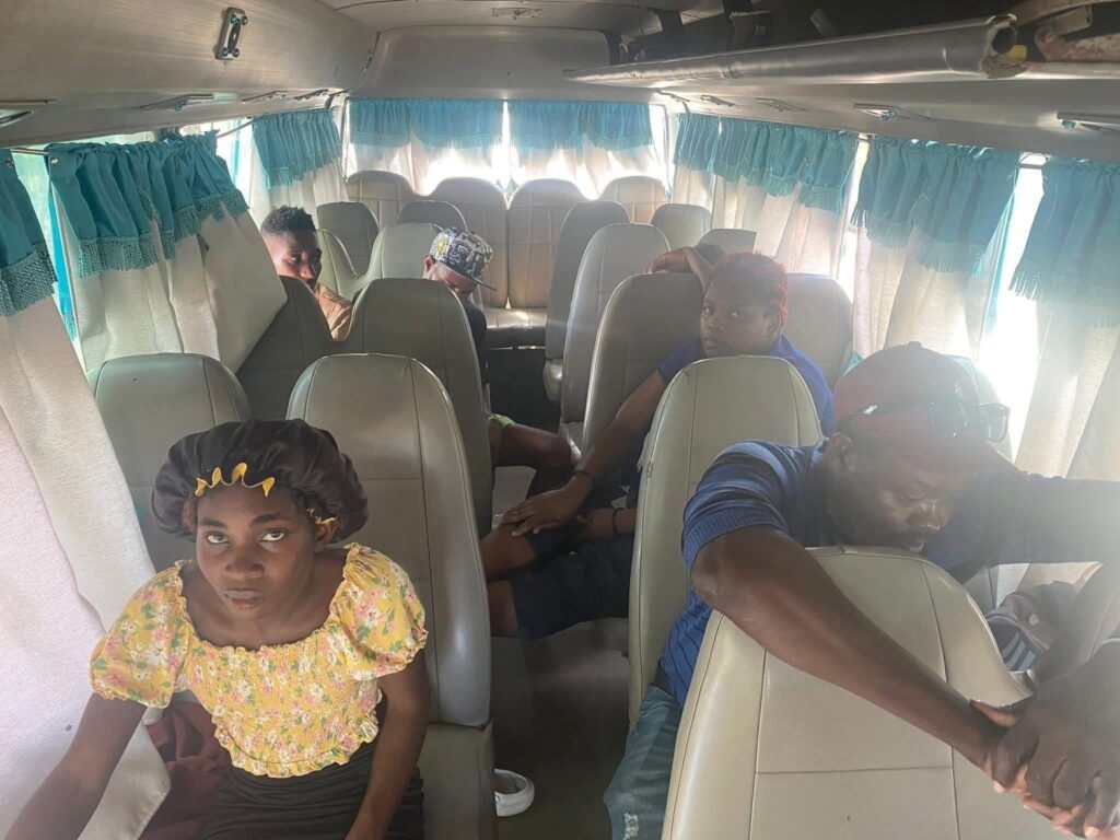 Ejército intercepta minibús en el que viajaban 6 haitianos indocumentados en Montecristi.