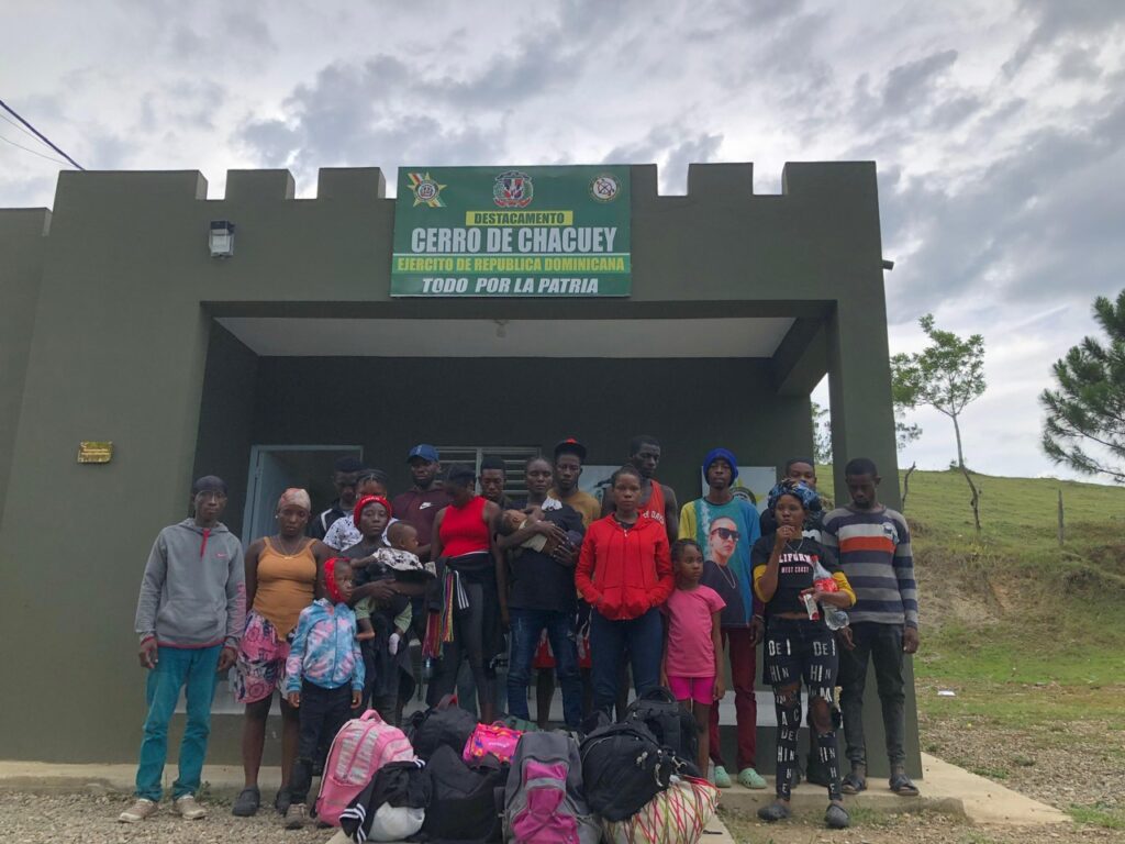 Ejército realiza operativo en Partido Arriba; detienen a 20 haitianos en condición irregular