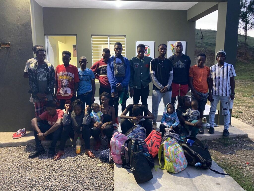 Ejército detiene a 19 haitianos en Dajabón mientras se trasladan hacia otras ciudades de RD