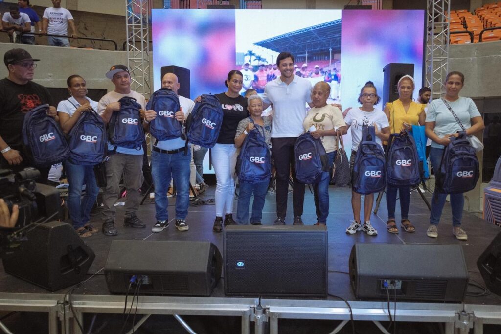 Raymond Rodríguez y Fundación GBC entregan mochilas con útiles escolares a más de 2,500 familias en 26 en el DN