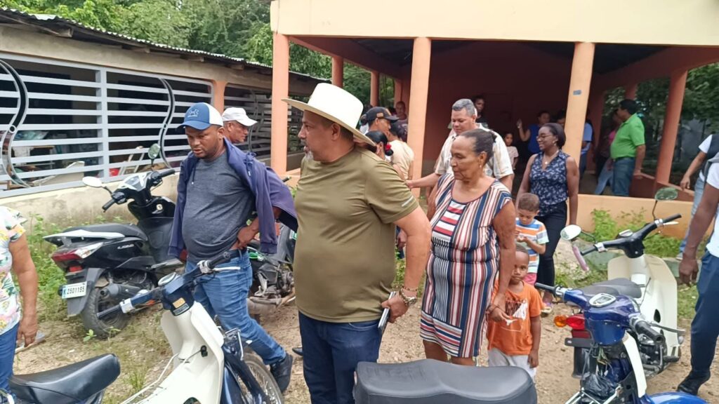 El Alcalde Santiago Riveron se reúne con residentes del sector Bella Vista para anunciar soluciones