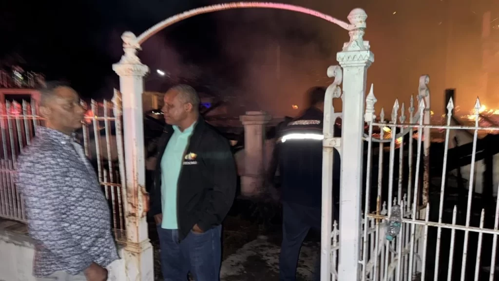 Alcalde Jesús Jerez lamenta incendio que destruyó la histórica Villa Doña Emilia en Montecristi