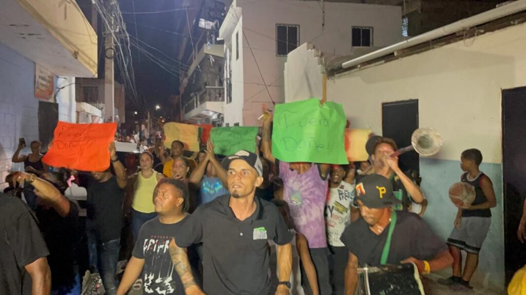 Comunitarios marchan en el Ensanche Bermúdez contra abusos policiales en Santiago