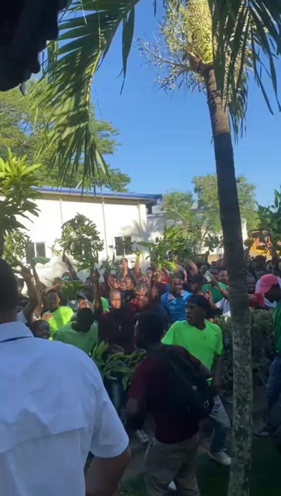 Haitianos realizan paro de labores en CODEVI por cobro de impuestos implementado por Haití