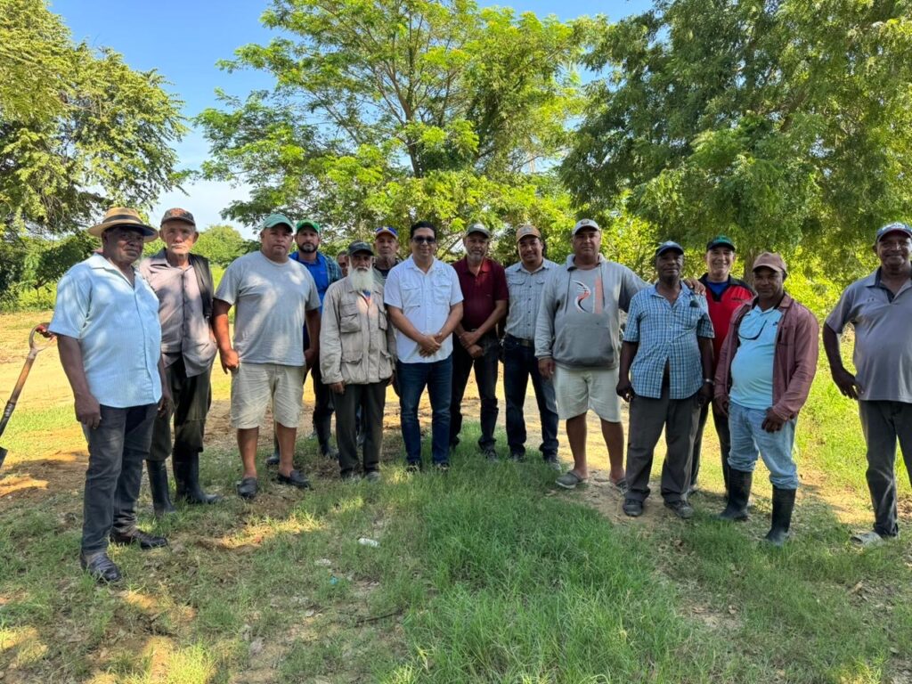 Senador Ney Rodríguez busca soluciones junto a productores de arroz de Dajabón