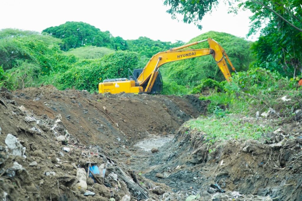 Gobierno local continúa limpieza de canales y drenajes en Dajabón para evitar posibles inundaciones ocasionadas por Melissa