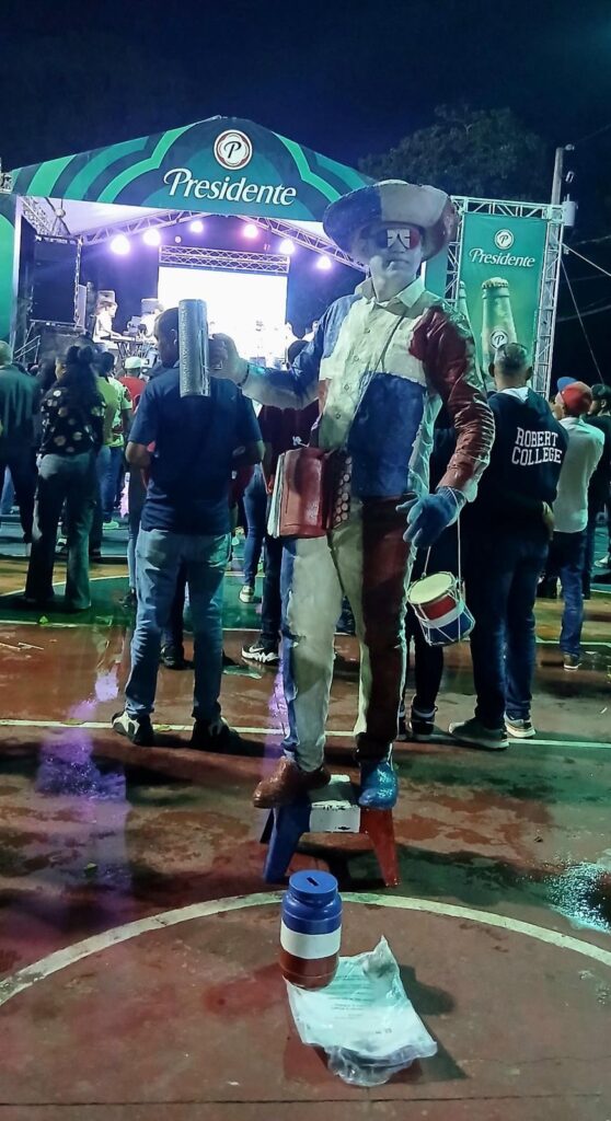 Maniqui tri color y merenguero aparece en patronales de Dajabón