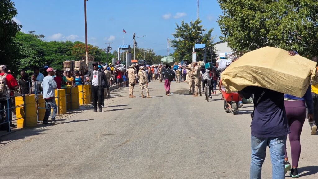 Paro de motores de tres gomas en Juana Méndez reduce flujo en mercado binacional; Autoridades haitianas y dominicanas se reúnen