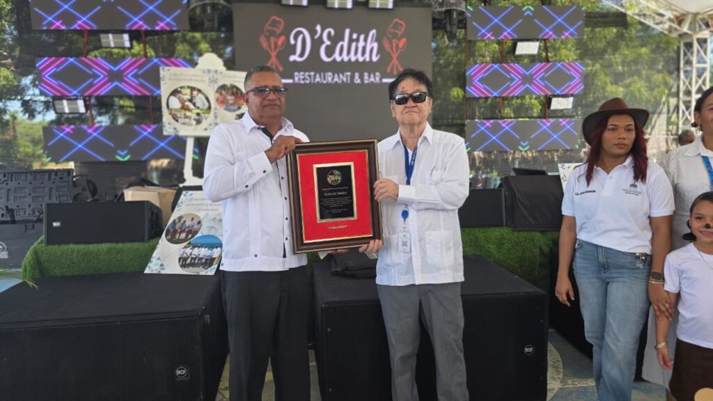 Reconocen al empresario Takeshi Mukai durante Feria del Chivo Liniero por sus grandes aportes a la sociedad