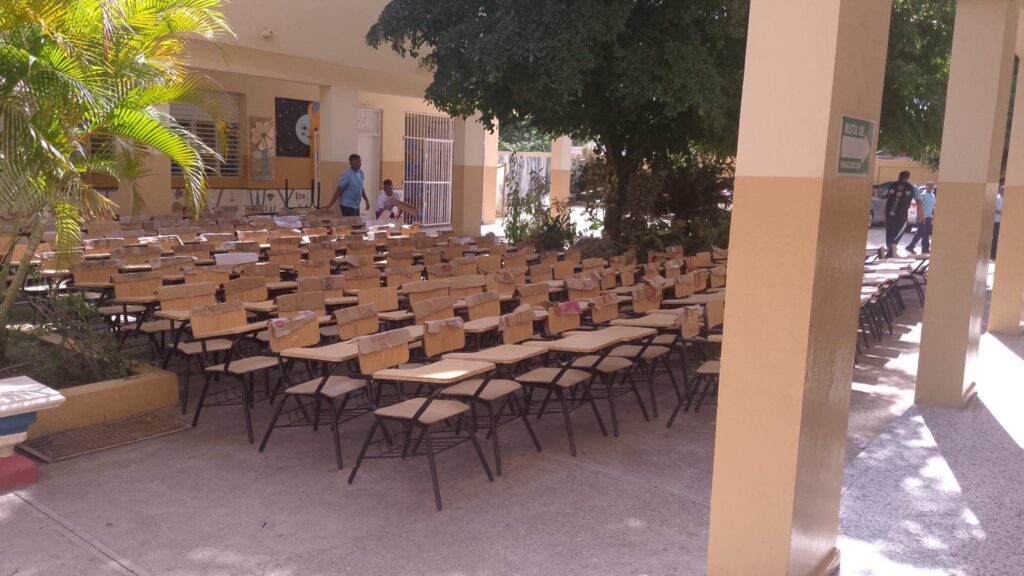 Ministerio de Educación entrega mobiliario a escuela de Dajabón