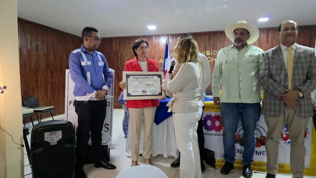 FENAPYMED reconoce a la Gobernadora Severina Gil por su trabajo a favor del sector empresarial en Dajabón