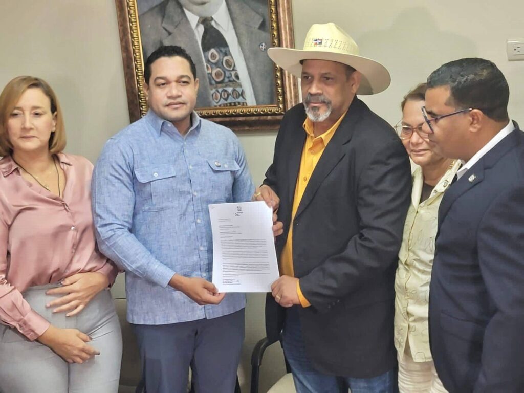 Alcalde Santiago Riverón somete Anteproyecto de Ley sobre regulación de venta propiedades a extranjeros y de fomento a la dominicanización en la frontera
