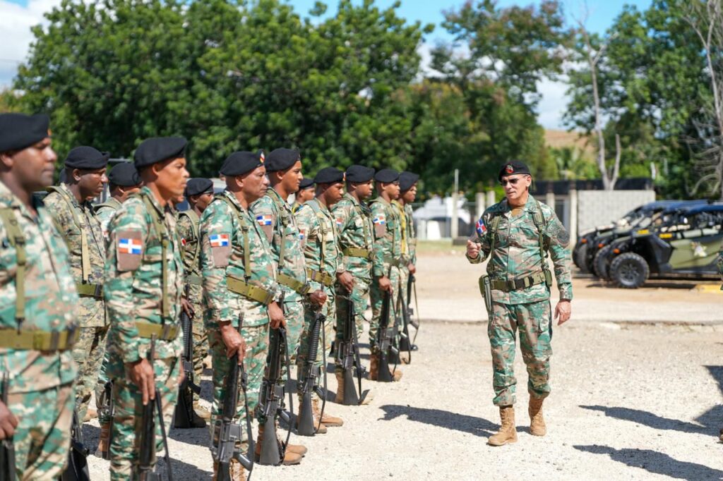 Comandante del Ejército visita puntos fronterizos en provincias Independencia y Elías Piña; recorre carretera internacional