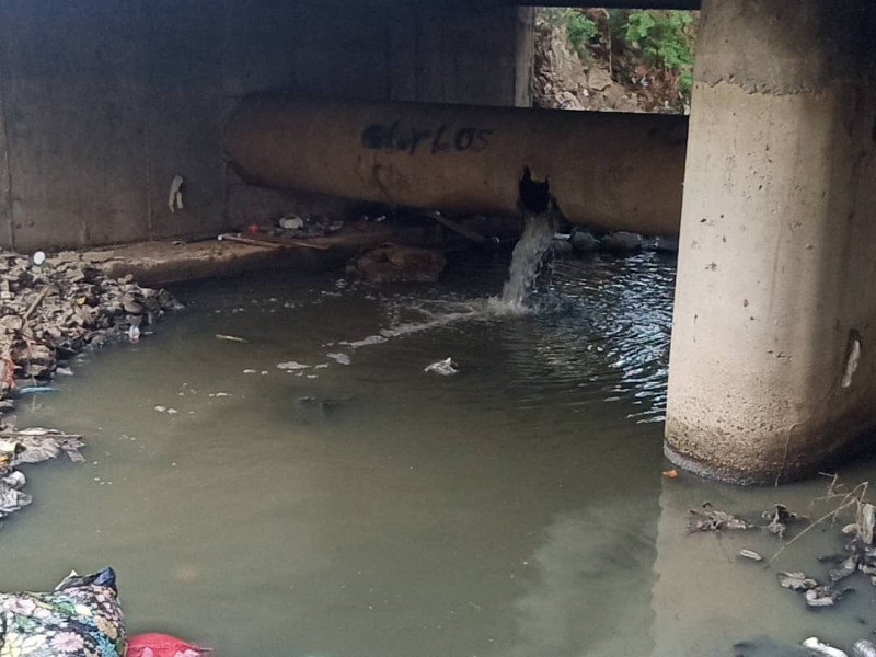Residentes en Los Salados de Santiago viven entre hedor, enfermedades y aguas negras