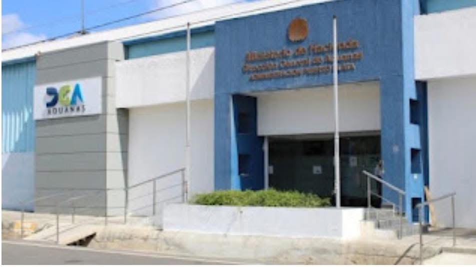 TRASLADAN COLECTOR DE ADUANAS EN DAJABÓN TRAS CONFLICTO CON COMERCIANTES DE HAITÍ