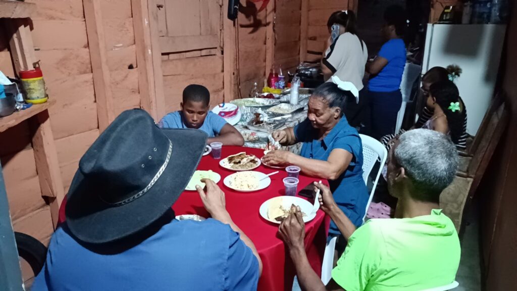 Alcalde Santiago Riverón comparte cena navideña y entrega ayuda solidaria a familia del sector Benito Monción