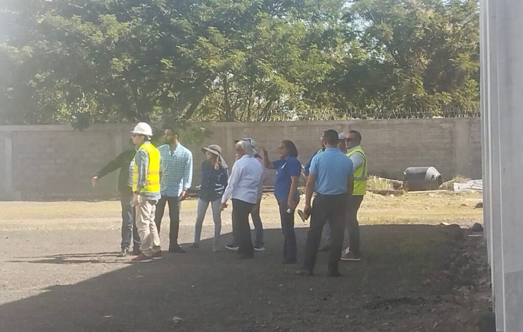 Infraestructura Escolar posesiona nueva contratista para terminar trabajos ampliación de centro educativo Madre Gertrudis Castañer en Dajabón