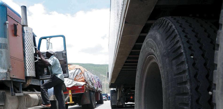 Intrant establece multa de RD$10,000 a camiones y patanas que circulen en el carril izquierdo