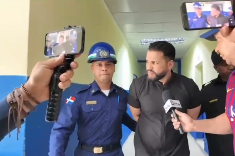 Aplazan conocimiento de medida de coerción contra doctor acusado de agresión sexual