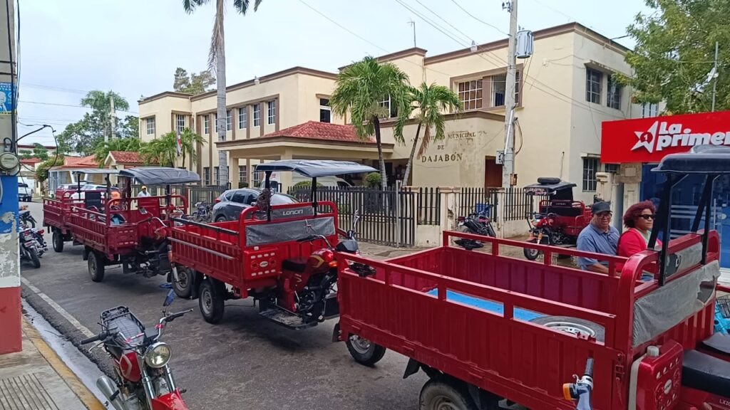 Ciudadanos haitianos acuden masivamente a regularizar sus motocicletas tras operativos y medidas del ayuntamiento de Dajabón