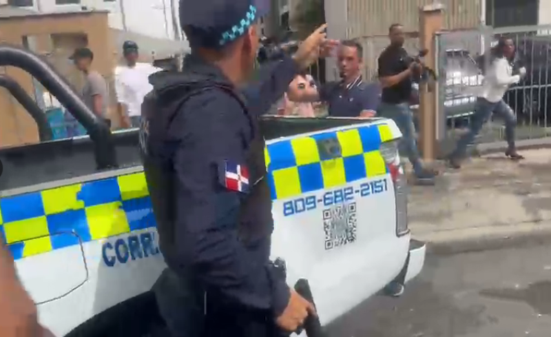 Policía rastrilla arma de fuego a periodistas en cobertura de guardería en SDE