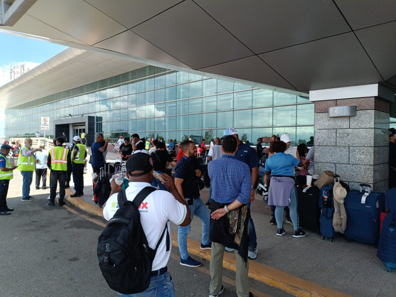 Pasajeros varados en el AILA protestan y piden respuestas
