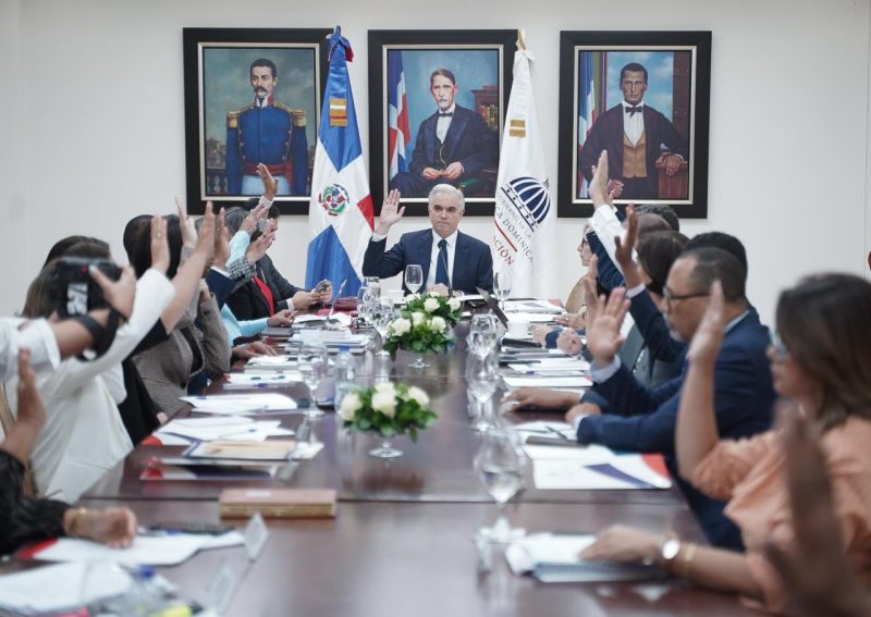 Aprueban «Estrategia de Educación Digital» y socializan propuesta para regular uso de celulares en las escuelas