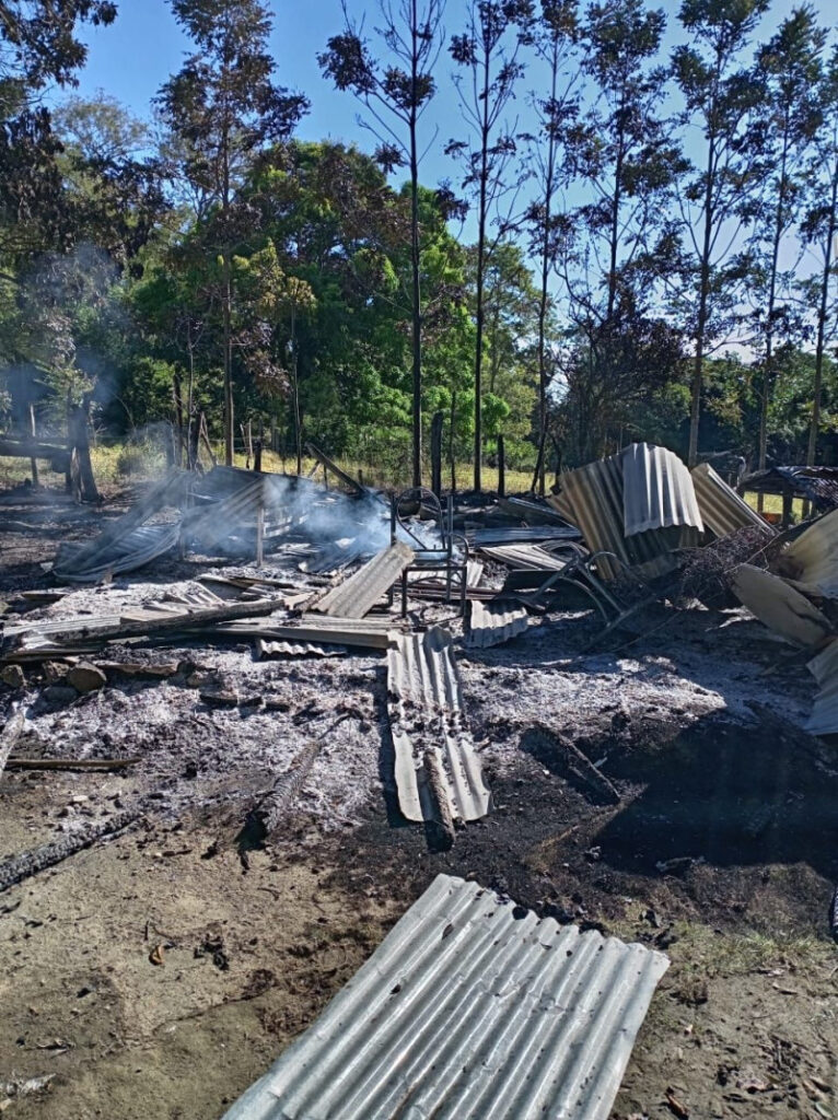 Mujer incendia vivienda con su expareja e hijo adentro en Dajabón