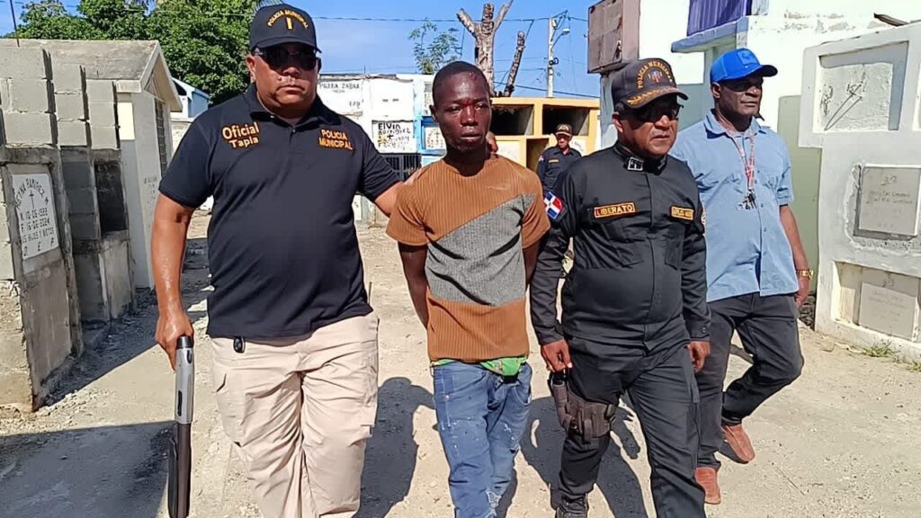Alcalde Santiago Riveron truena tras la agresión a palos de turba de Haitianos contra Zacateca del cementerio municipal