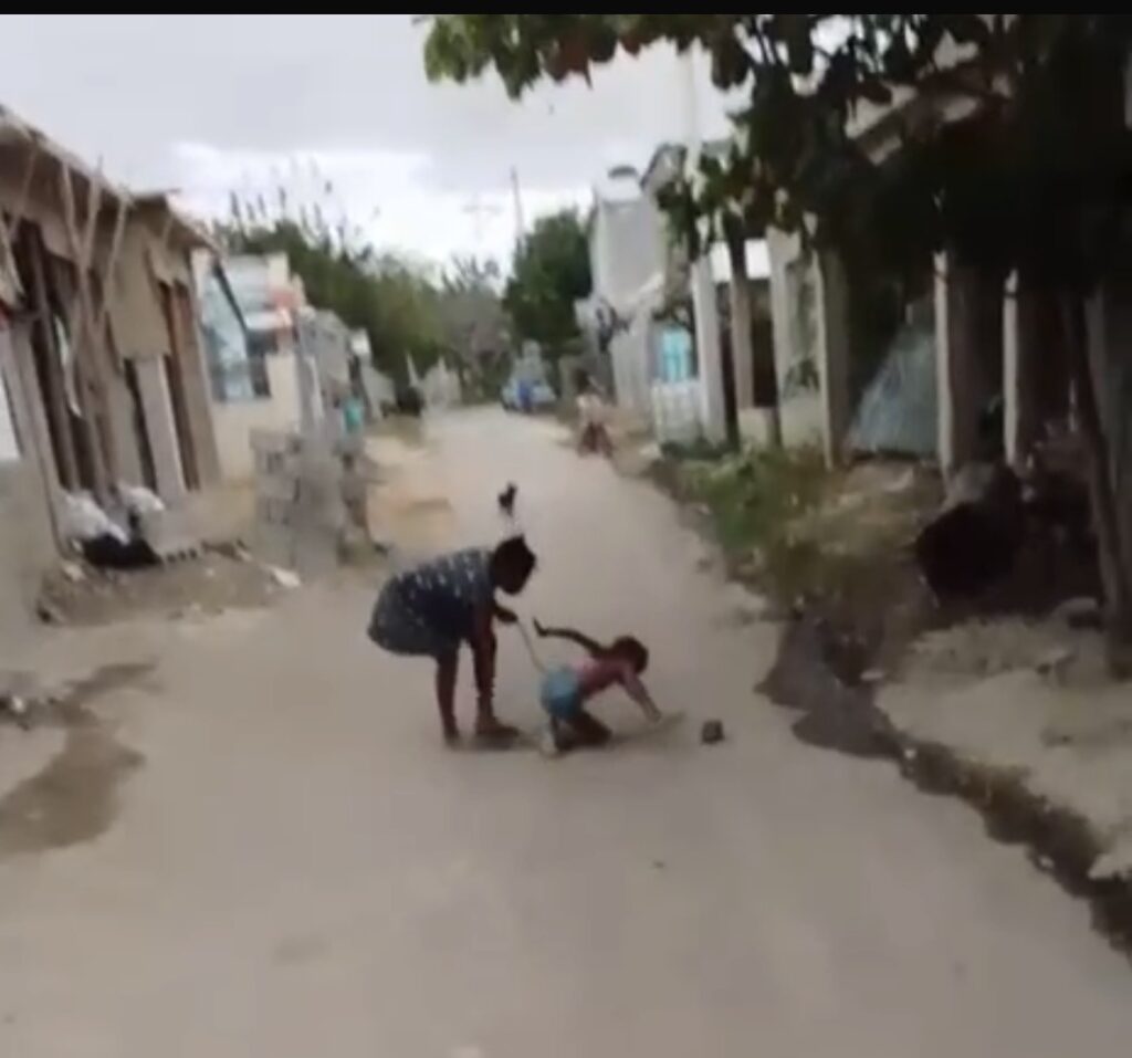 Denuncian presunto maltrato infantil: madre mantiene encadenada y golpeaba a niña en Santiago