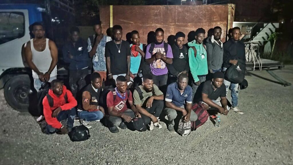 Ejército detiene hombre que ocultaba 15 haitianos indocumentados en un camión cisterna en Navarrete
