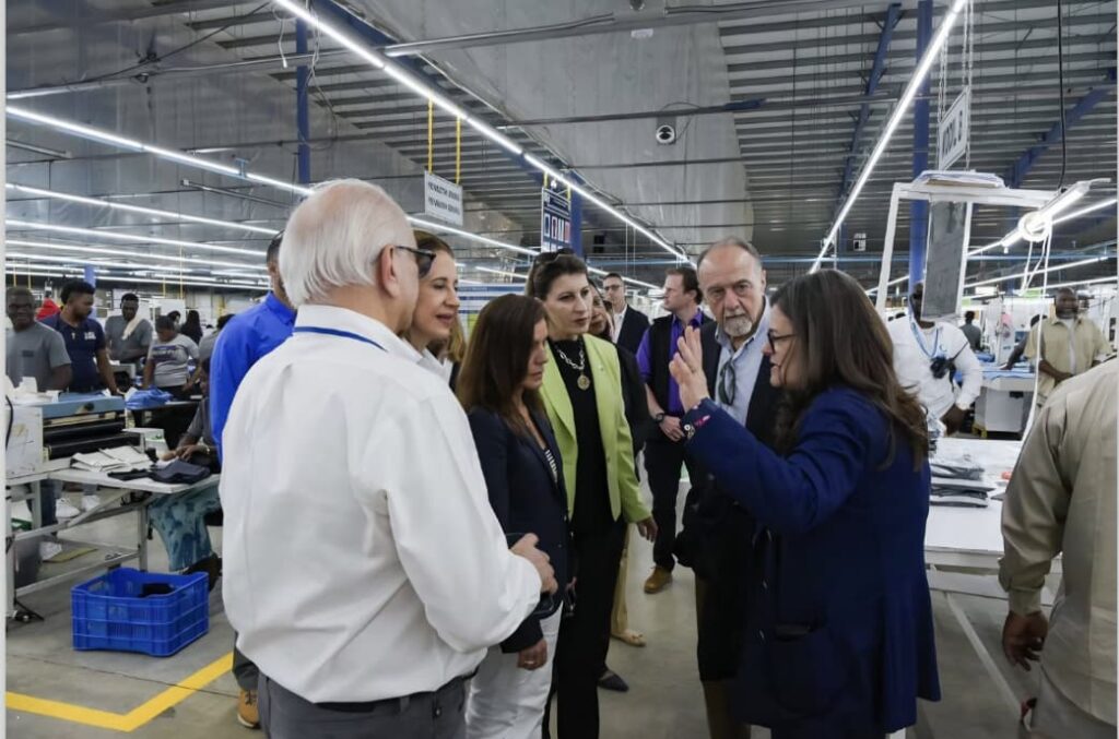 Embajadora de Estados Unidos en República Dominicana y Encargado de Negocios en Haití realizan recorrido por el parque industrial CODEVI