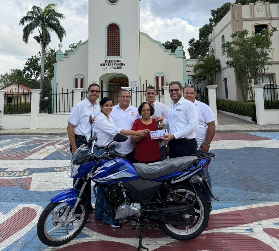 Empresario dona motocicleta para rifa benéfica en apoyo a programas sociales