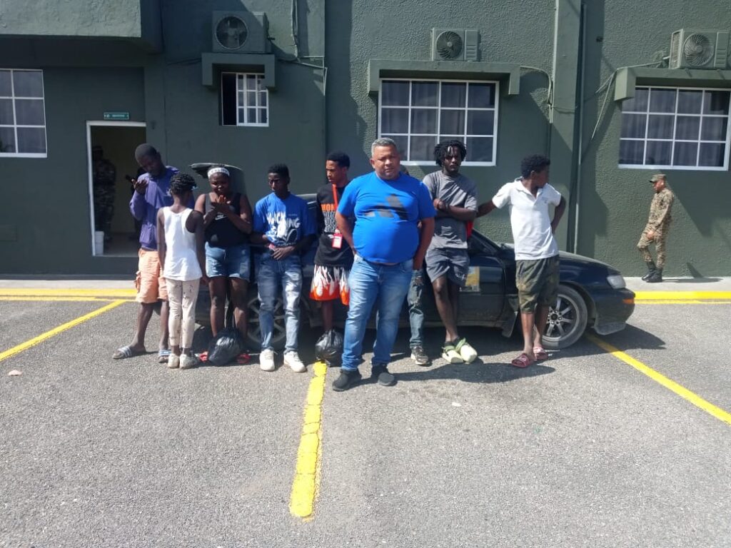 Detienen a dominicano en Santiago transportando haitianos indocumentados cerca del puente Hermanos Patiño