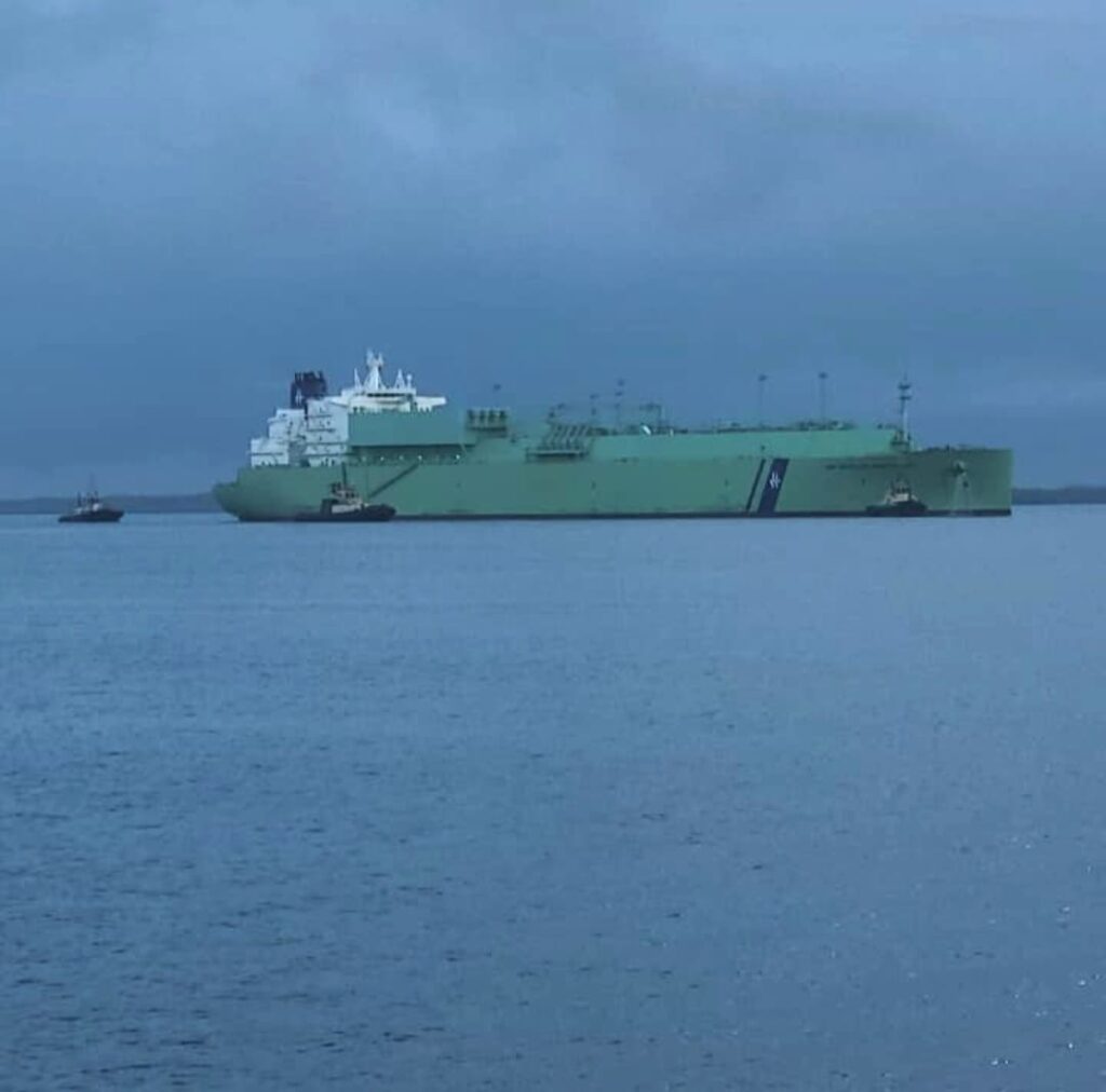 Barco con 20 millones de galones de gas natural entra a aguas de Manzanillo para suplir planta energética