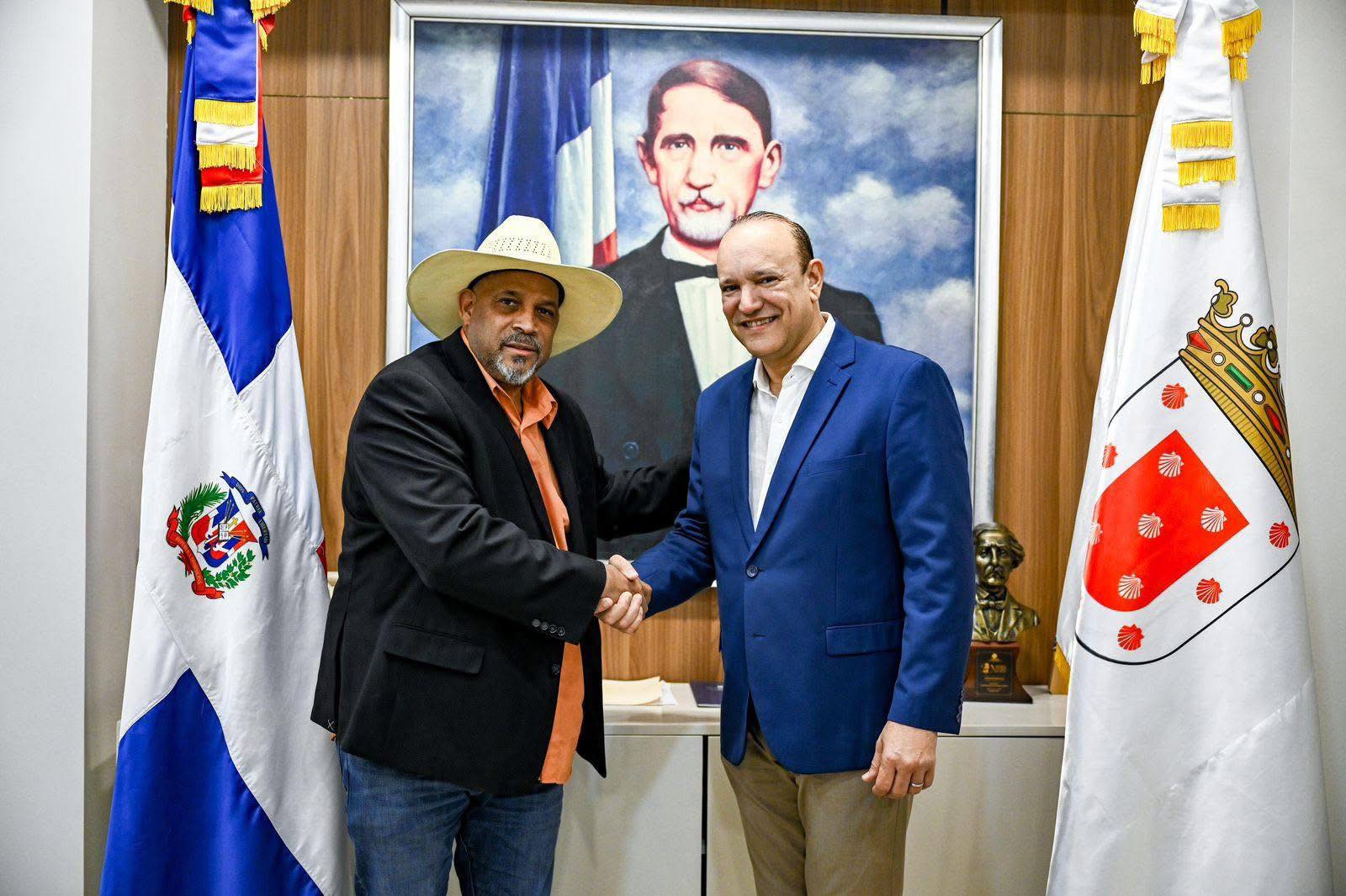 Alcalde Ulises Rodríguez recibe a su homólogo de Dajabón para intercambiar experiencias sobre gestión municipal
