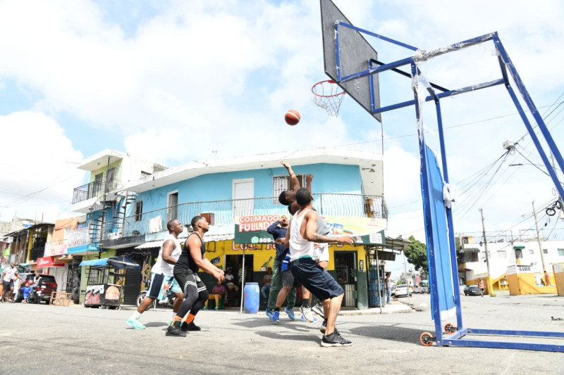 Juegos de dominó, vitilla, baloncesto y la fe predominan en sectores del Distrito Nacional