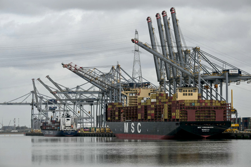 Vertido de petróleo paraliza gran parte del puerto de Amberes, uno de los más grandes del mundo
