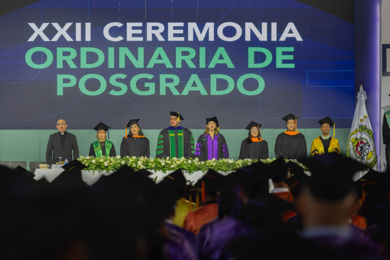 UCE gradúa 915 nuevos profesionales en grado, posgrado y técnico superior