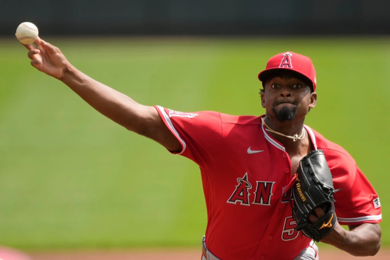 José Soriano se convierte en el primer lanzador con 4 victorias y reduce su ERA a 0.33